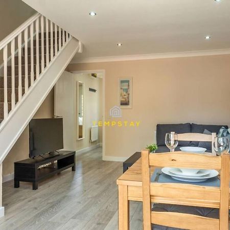Cosy 2 Bed & Free Parking. Near Heathrow/Pinewood Villa Slough Buitenkant foto