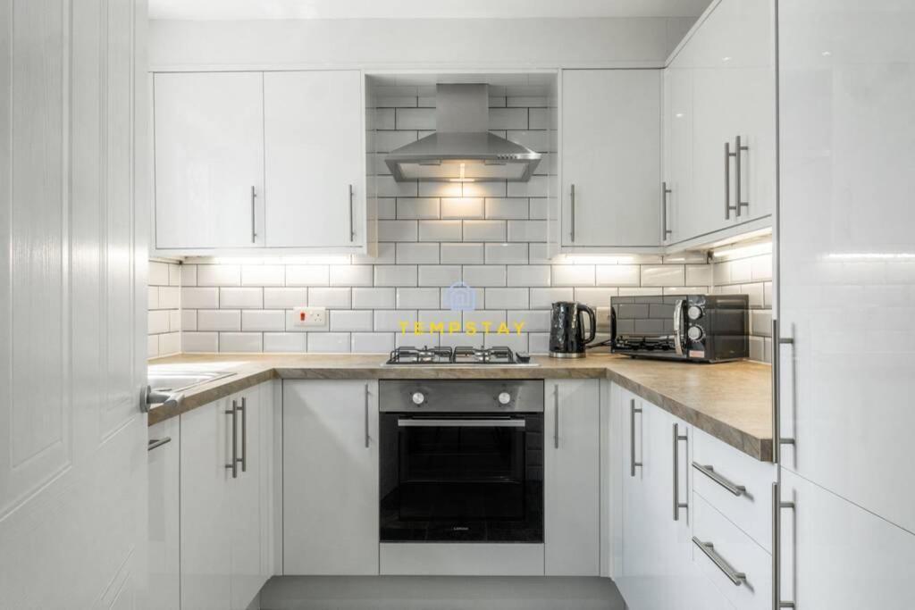 Cosy 2 Bed & Free Parking. Near Heathrow/Pinewood Villa Slough Buitenkant foto