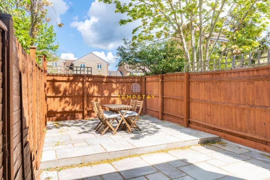 Cosy 2 Bed & Free Parking. Near Heathrow/Pinewood Villa Slough Buitenkant foto