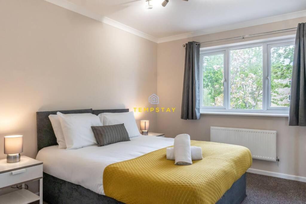 Cosy 2 Bed & Free Parking. Near Heathrow/Pinewood Villa Slough Buitenkant foto