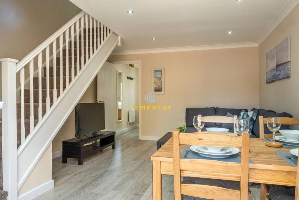 Cosy 2 Bed & Free Parking. Near Heathrow/Pinewood Villa Slough Buitenkant foto