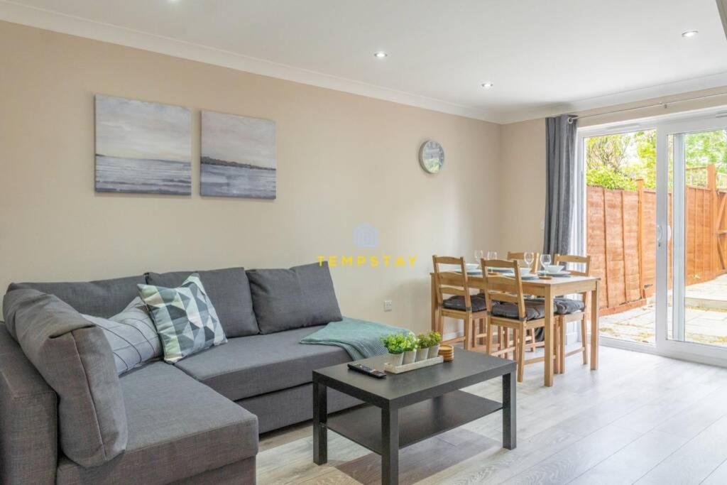 Cosy 2 Bed & Free Parking. Near Heathrow/Pinewood Villa Slough Buitenkant foto