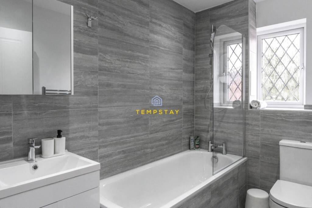 Cosy 2 Bed & Free Parking. Near Heathrow/Pinewood Villa Slough Buitenkant foto